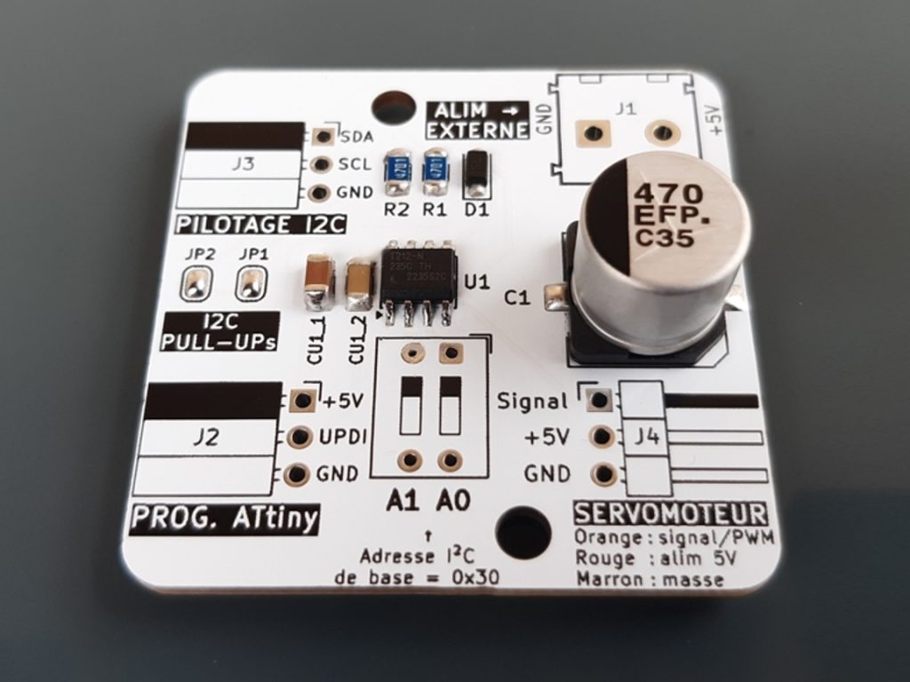 CMS soudés sur PCB blanc et sérigraphie en noir, exemple de petit circuit imprimé avec microcontrôleur 8 broches et quelques composants CMS tout autour