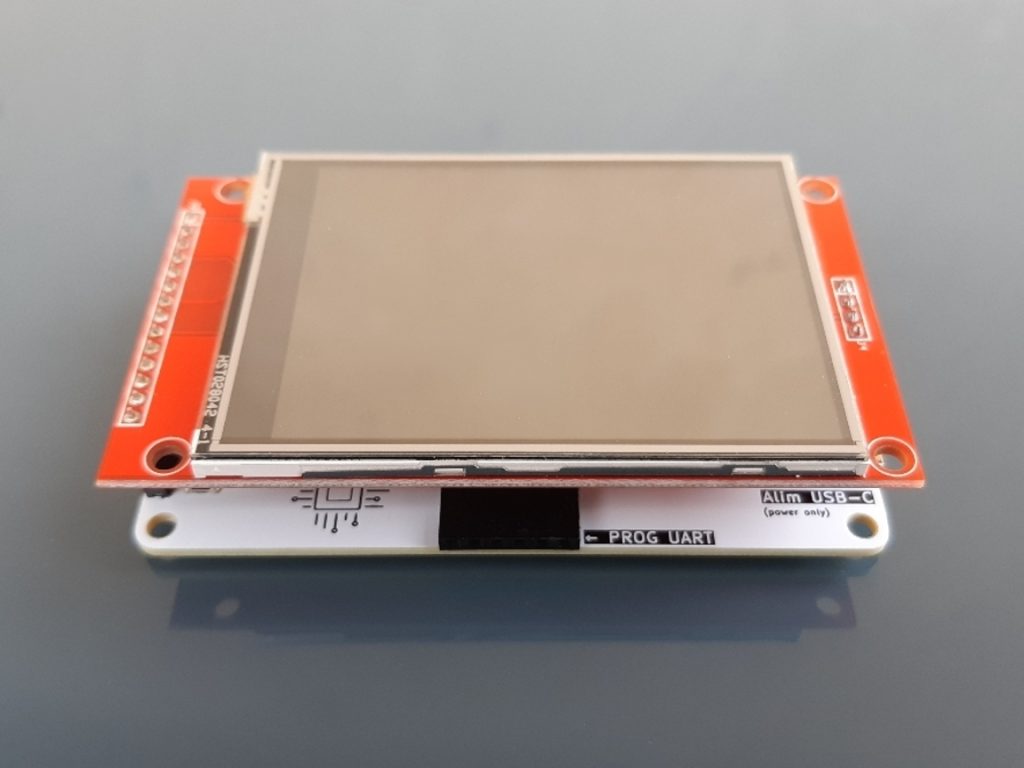 Afficheur météo WiFi ESP32 avec écran TFT posé dessus, aperçu de la prise de programmation UART à 6 pin pour upload du programme arduino dans l'ESP32-S3-WROOM-1