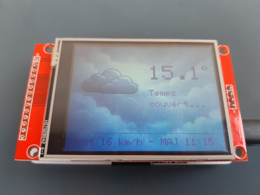 Aperçu affichage météo sur écran TFT après récupération des infos via API WiFi depuis un ESP32 S3, fond d'écran selon le temps ambiant, avec valeurs météo