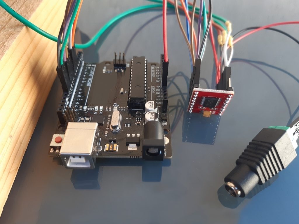 Photo Arduino Uno + carte TB6612FNG, raccordements via fils Dupont, et alimentation par prise jack DC 5.5 externe, afin d'avoir une alim indépendante puissante