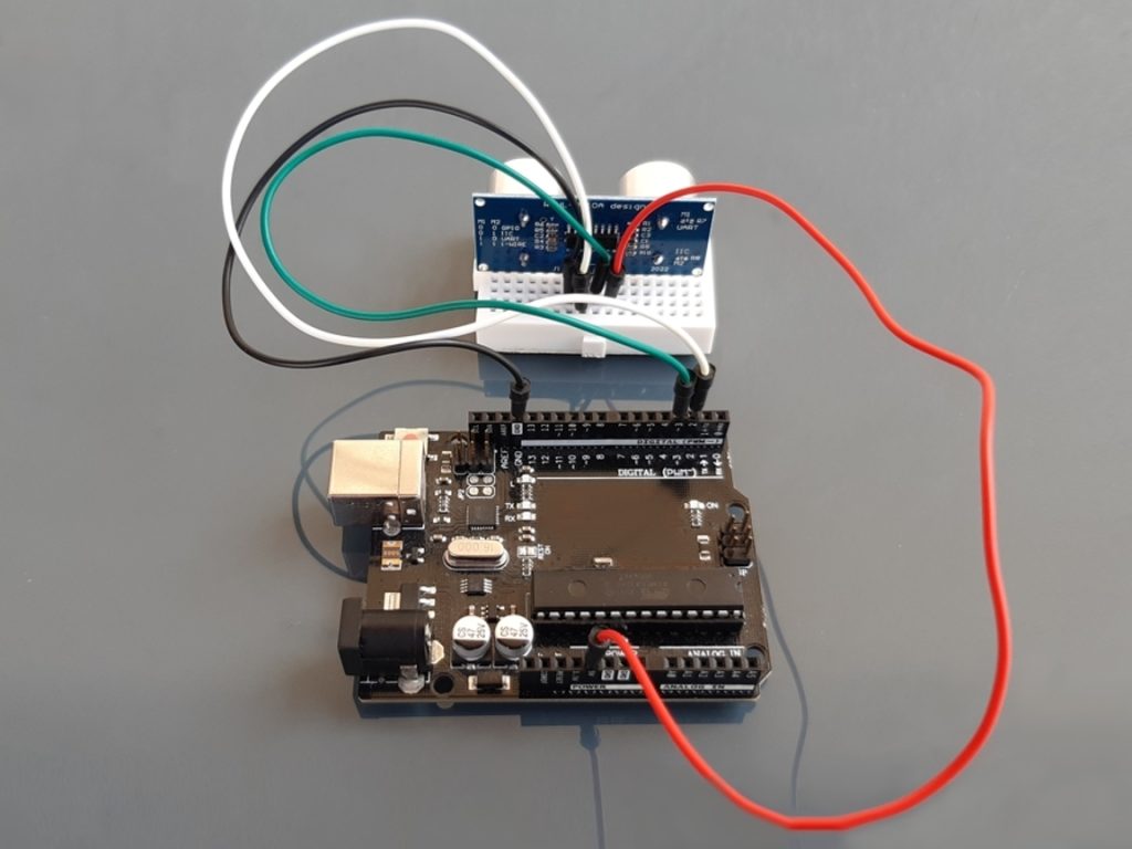 Photo Arduino Uno raccordé à capteur HC-SR04P pour mesures de distances par ultrasons, câblage direct avec 4 fils Dupont seulement, pour débutants en électronique