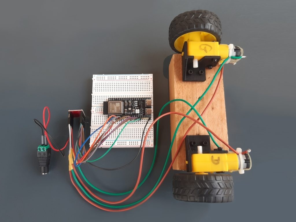 Photo branchement ESP32 et TB6612FNG avec fils dupont, montage pour faire des essais et tests de fonctionnement moteurs, alimentation extérieure de puissance