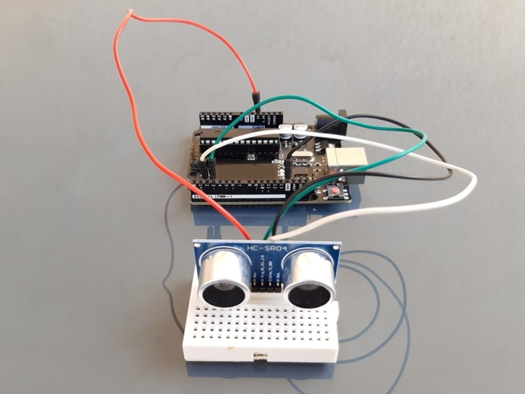 Branchement HCSR04 Arduino Uno via breadboard et fils d'alimentation et communication ECHO/TRIG, exemple de raccordement pour faire des essais de mesures de distance