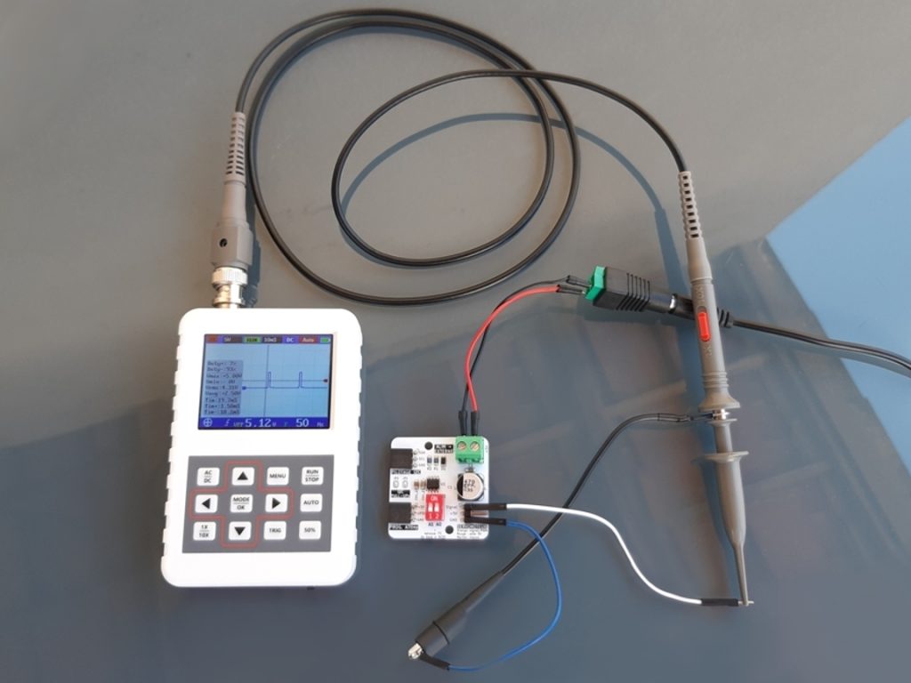 Branchement oscilloscope portable pour mesure de signal PWM sur sortie de signal pour servomoteur, affichage en temps réel de la fréquence de sortie servo 5V