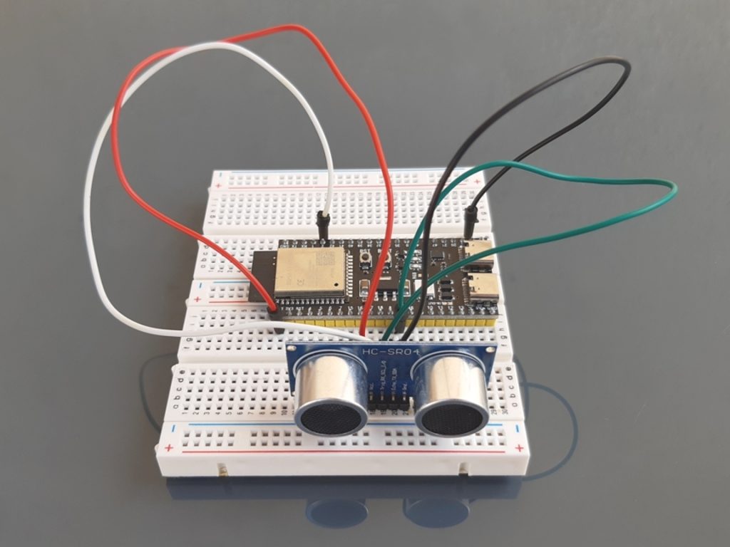 Montage ESP32 HCSR04P sur breadboard utilisant des fils dupont, exemple de branchement pour faire des essais de mesures par ultrasons de distances capteur