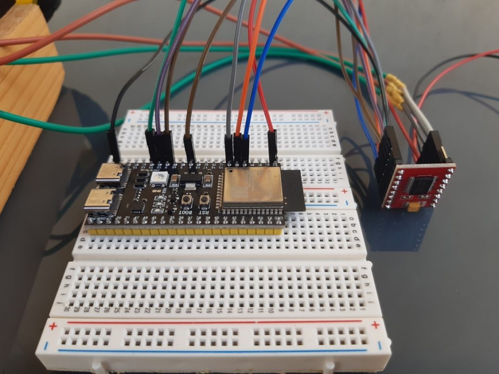 Aperçu ESP32 sur breadboard câblé avec un module TB6612FNG via fils dupont, pour tutoriel de démonstration avec code arduino de pilotage des moteurs