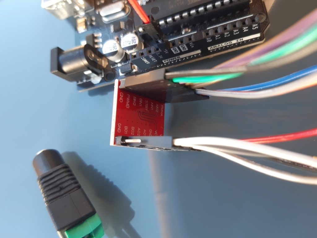 Zoom arrière module TB 6612 FNG, avec câblage par fils dupont à un Arduino Uno, aperçu de la sérigraphie montrant les entrées de commande et sorties de puissance moteur