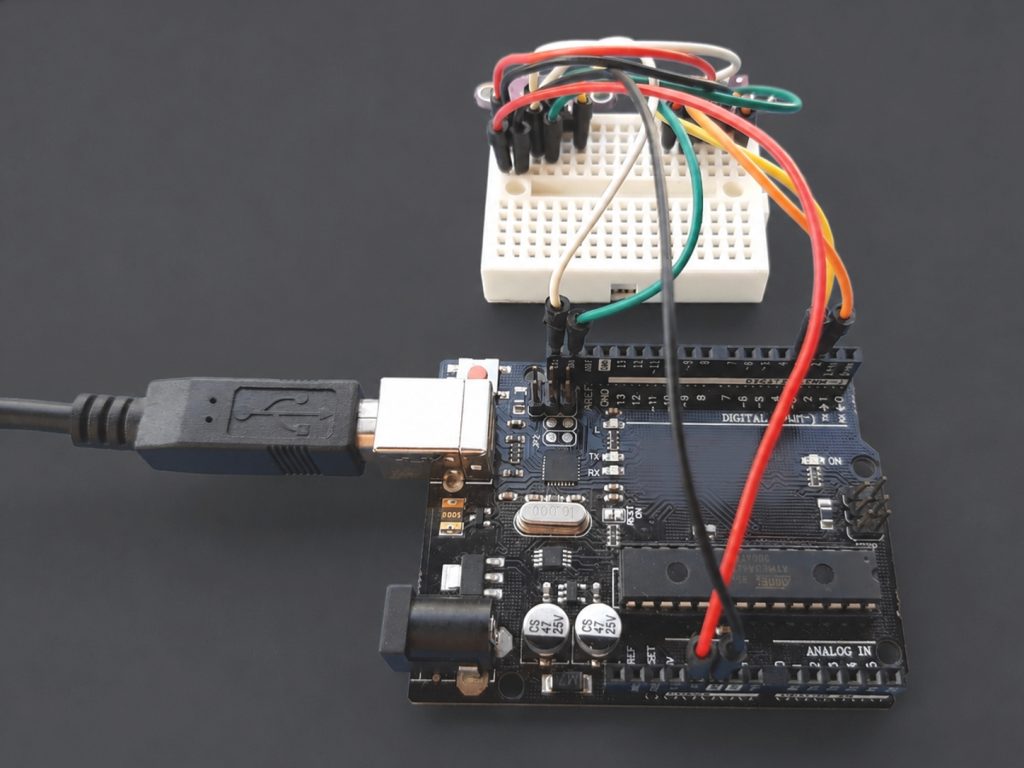 Câblage Arduino Uno et petite breadboard avec des fils dupont, exemple de câblage de test pour faire des essais sur un capteur de distances millimétriques