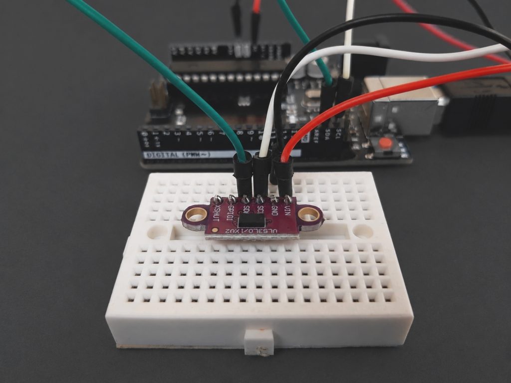 Capteur VL53L0X en version breakout board branché sur breadboard, avec câblage dupont vers carte Arduino Uno, pour essais et tests de mesures de distance par infrarouges