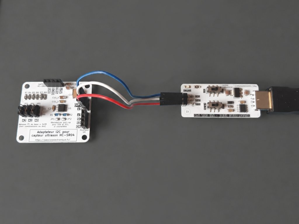 Photo carte ATtiny raccordée à un programmateur UPDI USB, pour uploader un programme dans le microcontrôleur à partir d'un ordinateur en USB directement
