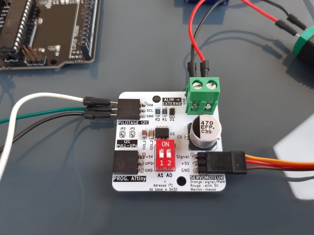 Carte d'adaptation I2C vers PWM pour servomoteur RC câblé sur Arduino Uno, pour pilotage servo en pwm sous 5V, exemple de câblage avec fils dupont pour faire des tests