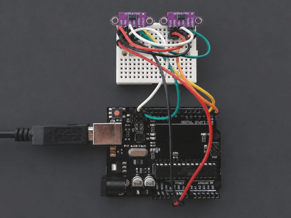 Exemple de 2 modules VL53L0X branchés sur une carte Arduino Uno avec mini-breadboard intermédiaire pour mutualisation alim 5V et lignes I2C, avec lignes XSHUT indépendantes