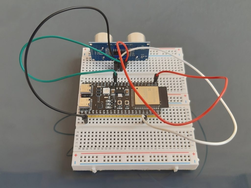 Photo HC-SR04P ESP32 branchés ensemble sur breadboard, exemple de câblage pour tests en 3,3V avec retour des mesures de distances sur moniteur série arduino