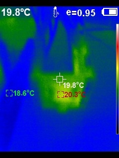 Image thermique TB6612FNG faisant tourner des petits moteurs DC à vide, sans charge au niveau des roues, pour mesurer l'absence d'échauffement au niveau du circuit intégré