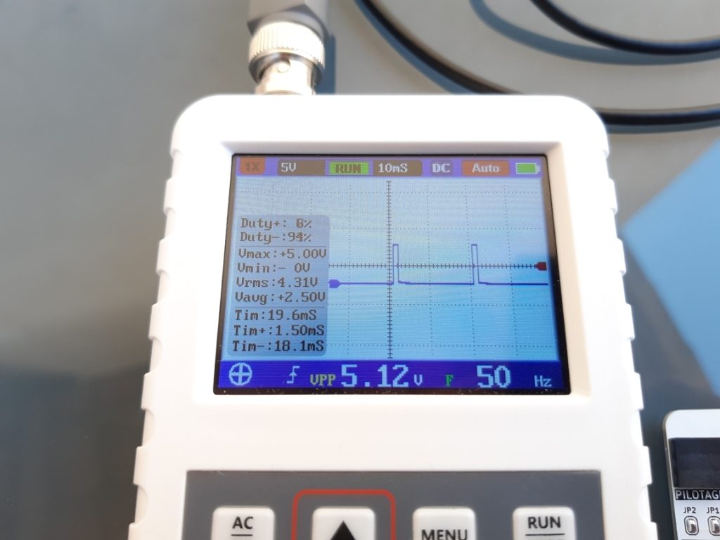 Affichage mesure oscillo d'un servomoteur PWM, période de 20 ms et impulsion haute de 1,5 ms pour centrage du servo en position neutre au centre