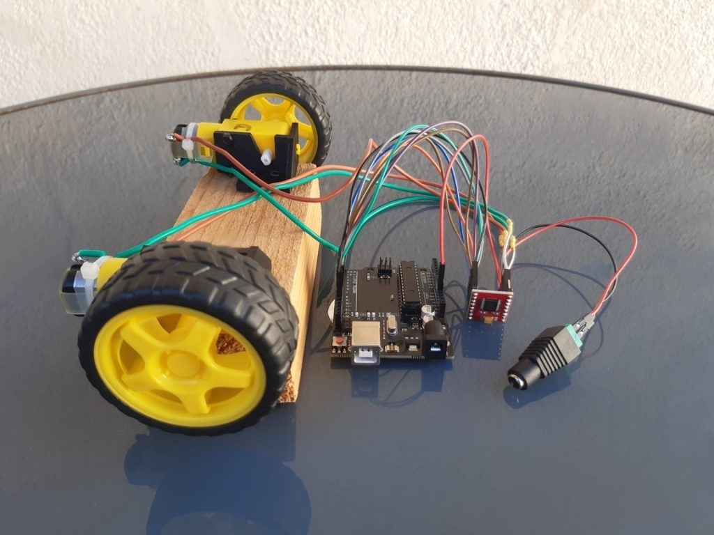 Photo montage Arduino Uno + breakout board TB6612 FNG, permettant de faire tourner des moteurs TT jaunes, avec alimentation 5V extérieure de puissance séparée