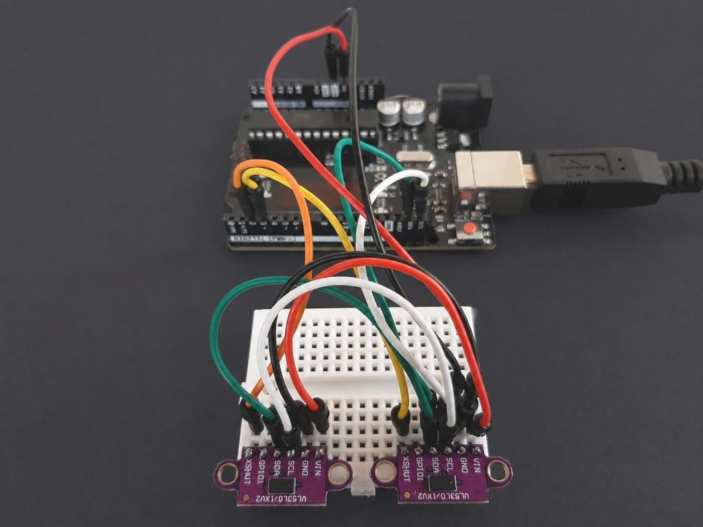 Multiples VL53L0X Arduino wiring on breadboard, avec lignes XSHUT séparées vers arduino, et lignes I2C et alimentation +5V/GND mises en commun pour ces modules
