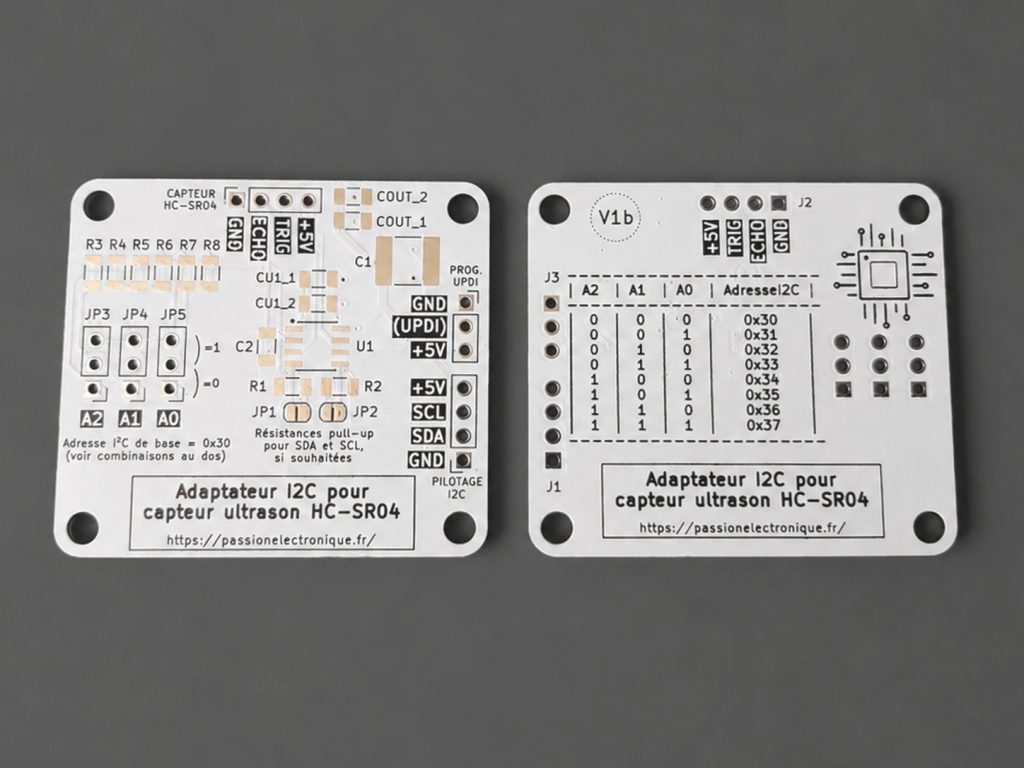 PCB blanc recto verso sans composants soudés dessus, aperçu d'un projet pour apprendre l'électronique par la pratique, avec soudage et programmation µC ATtiny I2C