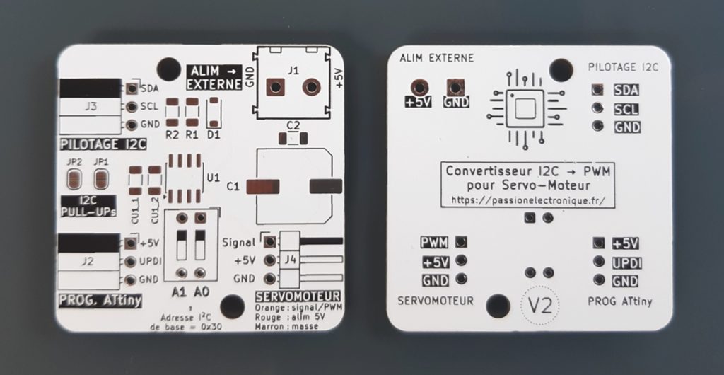 Exemple de pcb blanc avec sérigraphie noire du projet de carte adaptative I2C vers PWM pour servo RC, vue dessus dessous avant soudage des composants électroniques
