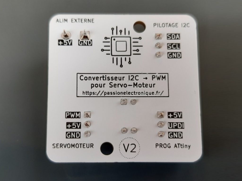 Photo arrière pcb blanc avec textes en noir, aperçu des soudures faites au fer à souder au niveau des composants électroniques traversants, une fois nettoyé