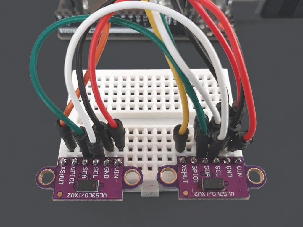 Des sensors VL53L0X arduino raccordés ensemble sur breadboard, pour pilotage arduino avec lignes XSHUT distinctes, mais alimentation 5 volts et lignes i2c communes