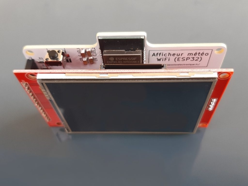 Aperçu antenne ESP32 avec sa protection via excroissance PCB, support électronique déporté pour éviter que les signaux radio WiFi soit perturbés par TFT screen