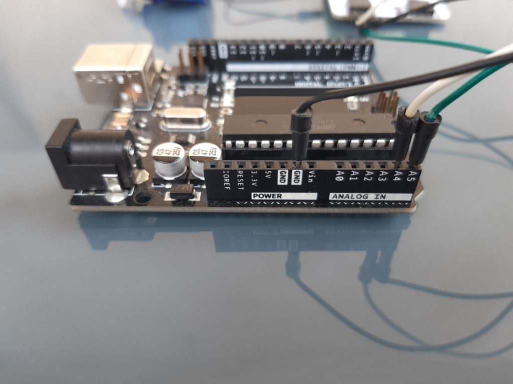 Raccordements A4=SDA et A5=SCL des lignes I2C d'une carte Arduino Uno, utilisation de fils dupont pour faire la connexion au bus série avec GND en commun pour référence
