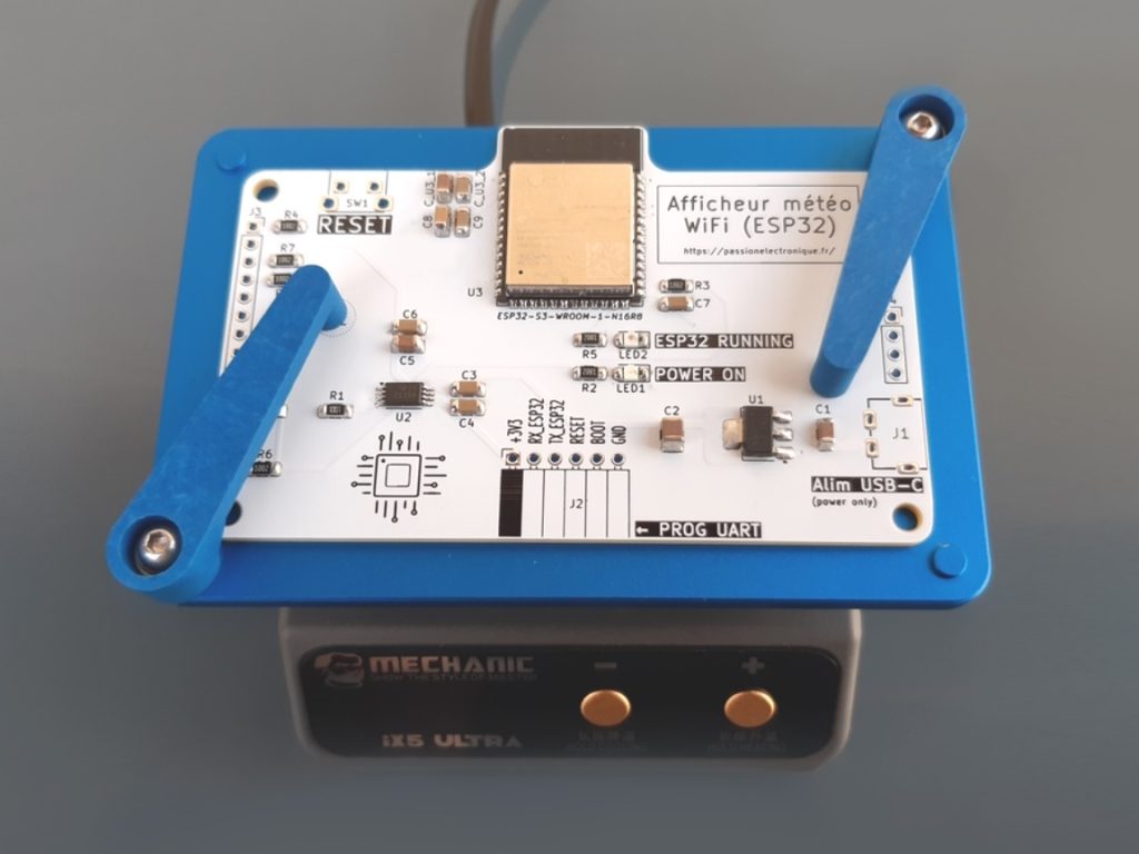 Soudage CMS sur table chauffante réglable, aperçu des composants SMD et SoC ESP32-S3-WROOM-1 du projet d'Afficheur Météo éducatif sans fil, avec protections
