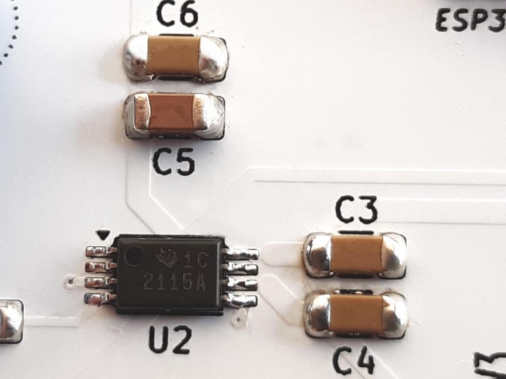Zoom puce TPS2115A en package TSSOP-8 soudé sur circuit imprimé, détail des pads avec très faibles écartements au niveau du package CMS, montage éducatif