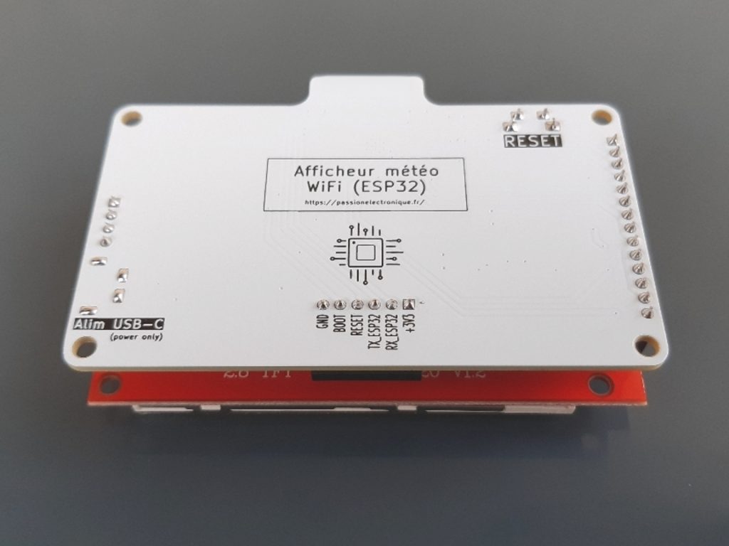 Vue arrière afficheur météo sans fil ESP32, aperçu des pin header soudés, supportant l'écran TFT enfiché sous le circuit imprimé, projet pour apprendre l'électronique