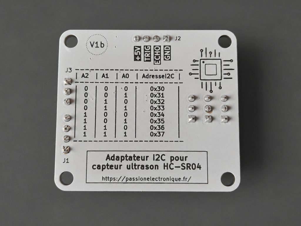 Vue arrière de soudures étains de composants traversants THT au dos d'un PCB blanc, avec aperçu table d'adressage I2C du projet électronique correspondant