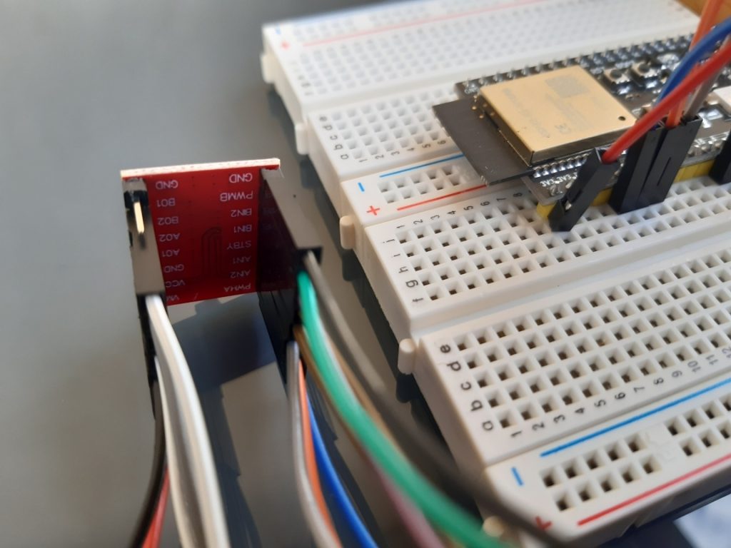 Zoom sur l'arrière d'un module TB 6612 FNG pour bien voir le nom des entrées de pilotage et sorties moteurs, avec commande PWM via ESP32 S3 DevKitC en démo