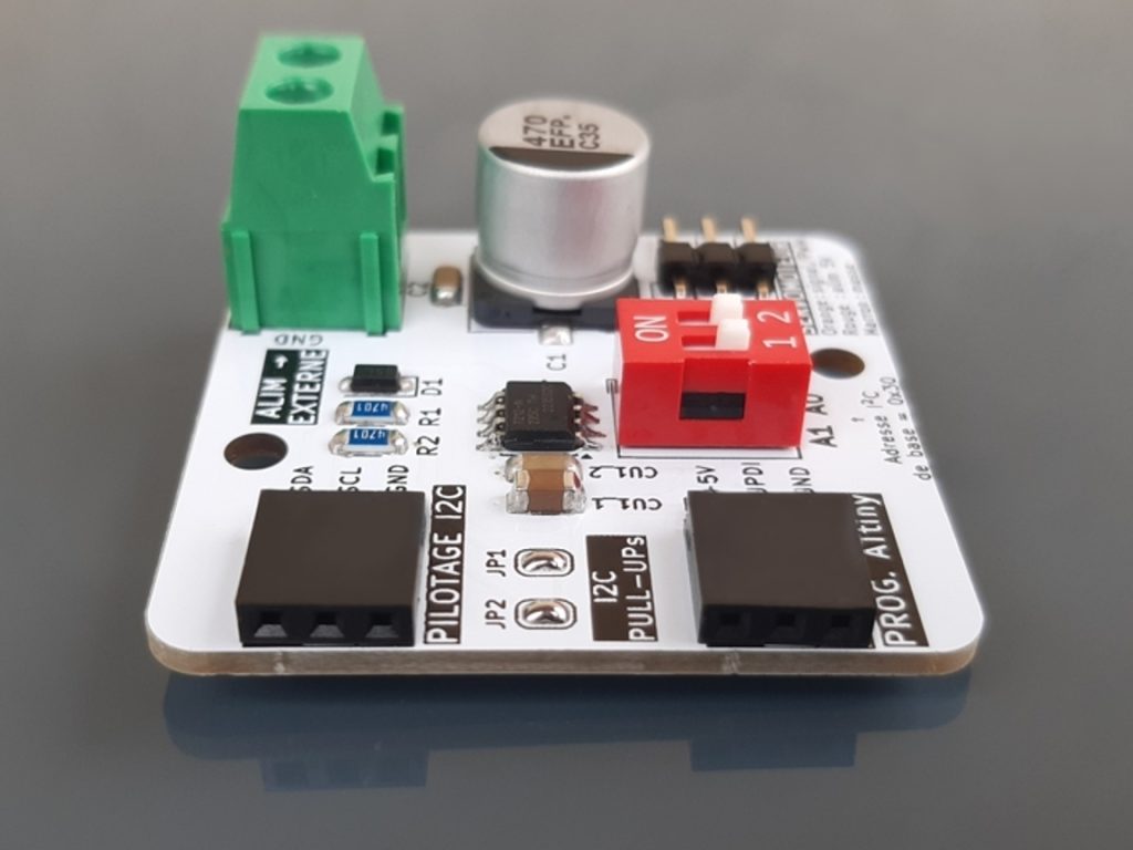 Zoom pin socket right angle soudés sur côté du pcb, espacement de 2,54 mm pour branchement de fils dupont dessus facilement, connecteurs modèles TH